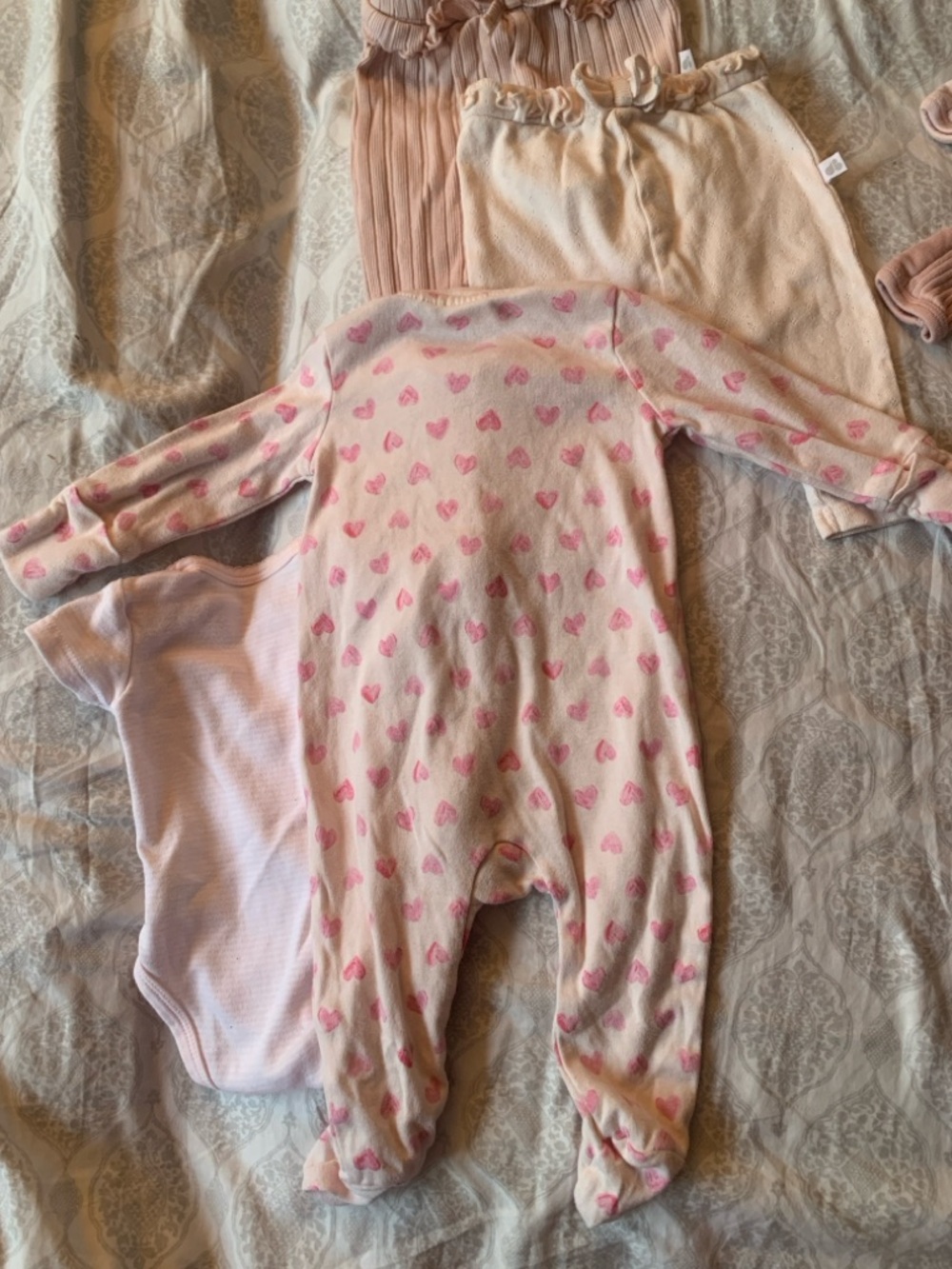 Bundle of Baby Girl 0-3 months - pants, onesie, sleepers - EUC 6 pieces - Picture 5 of 14